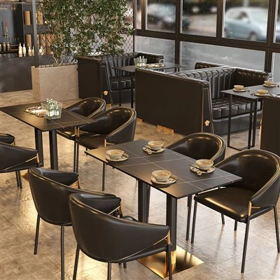 Sièges et chaises en cuir noir avec tables en marbre pour bars